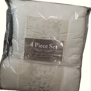 Bedding Accessory 4 Piece Pillow Set NEW